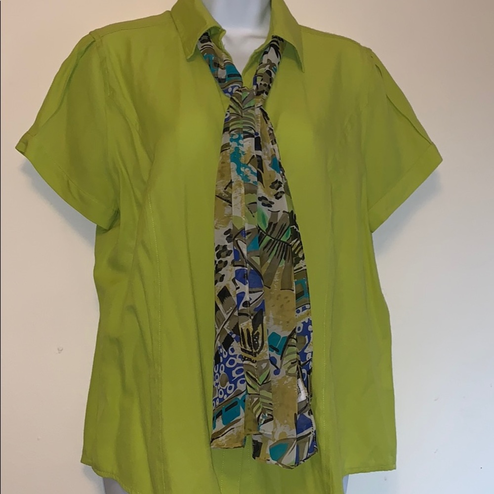 Button up size medium - Picture 3 of 6